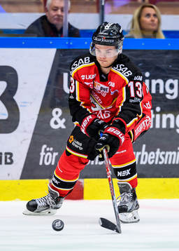 Luleås Julius Junttila med pucken