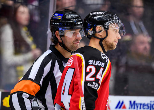 Domare Mikael Sjöqvist pratar med Luleås Johan Harju