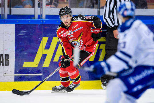 Luleås Petter Emanuelsson med pucken