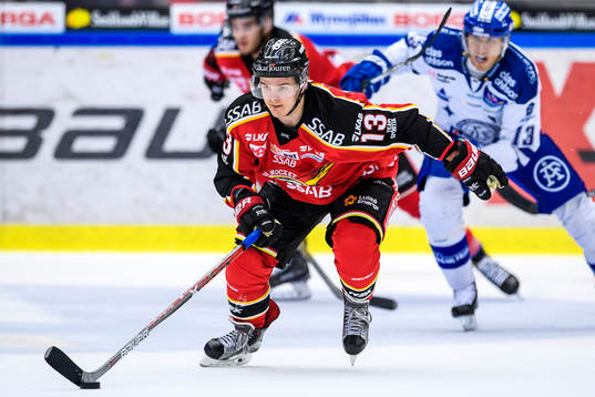 Luleås Julius Junttila med pucken