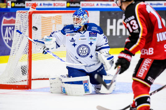 Leksands målvakt Atte Engren fokuserad på pucken