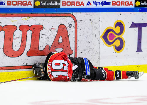 Luleås Jacob Lagacé blir liggandes på isen