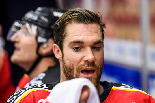 Luleås Jacob Lagacé torkar av hjälmen