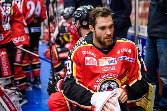 Luleås Jacob Lagacé torkar av hjälmen