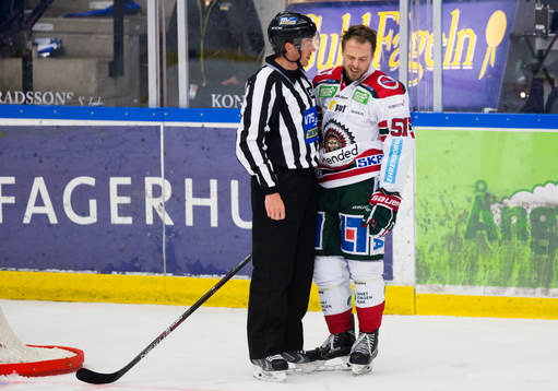 Frölundas Mats Rosseli Olsen i samspråk med domaren