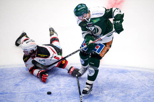 Malmö Redhawks Stefan Warg kastar sig framför Färjestads