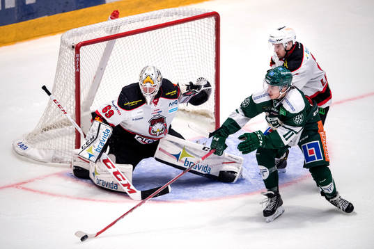 Färjestads Joakim Nygård oroar framför Malmö Redhawks