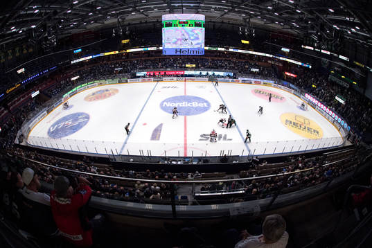 Vy över isen i Löfbergs Arena