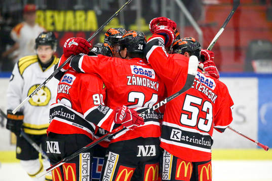 Örebros Petr Zamorsky jublar