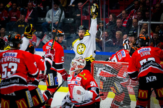 Brynäs Johan Alcén gör 2-4 och jublar