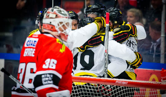 Brynäs Johan Alcén gör 2-4 och jublar