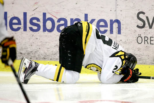 Brynäs Lucas Carlsson grinar illa