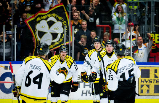 Brynäs Ponthus Westerholm gör 3-5 och jublar