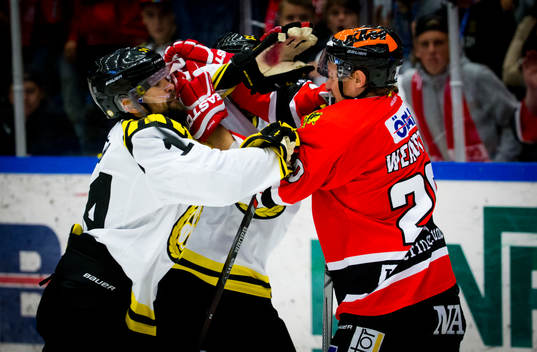 Brynäs Johan Alcén och Örebros Marcus Weinstock  fight