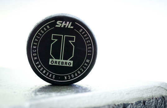 Matchpucken med Örebro Hockeys logotyp på