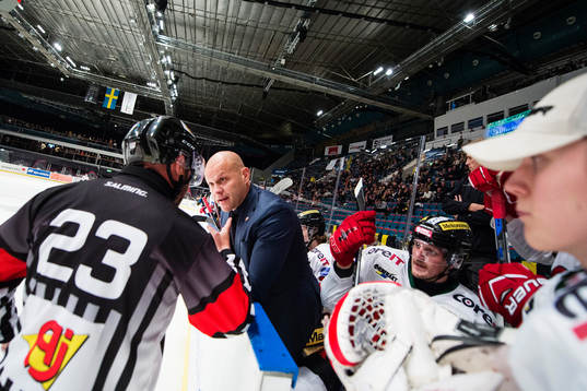 Modos tränare Andreas Johansson pratar med domaren