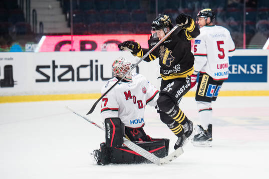 s Michael Lindqvist hoppar över Modos målvakt Jonatan