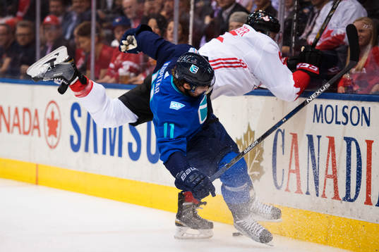 Europas Anze Kopitar i en duell med Kanadas Shea Weber