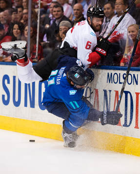Europas Anze Kopitar i en duell med Kanadas Shea Weber