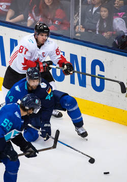 Europas Roman Josi och Dennis Seidenberg utmanas av Kanadas