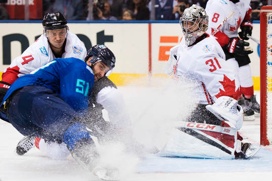 Kanadas Jay Bouwmeester och målvakt Carey Price utmanas av