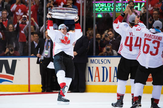 Kanadas Sidney Crosby höjer vinstpokalen och jublar