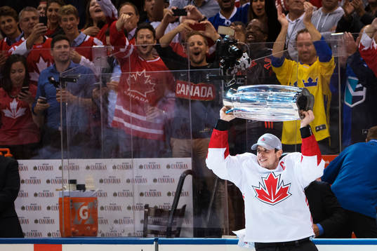 Kanadas Sidney Crosby höjer vinstpokalen och jublar