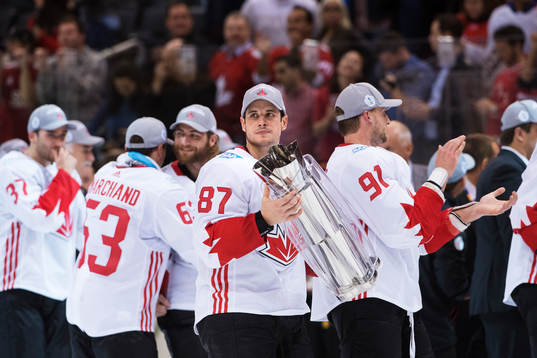 Kanadas Sidney Crosby med vinstpokalen