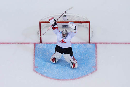 Kanadas målvakt Carey Price jublar när Brad Marchand (ej