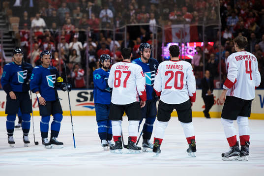 Europas Mats Zuccarello och Anze Kopitar tackar Kanadas