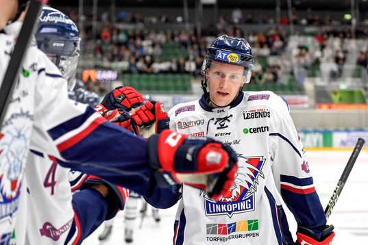 Linköpings Emil Kristensenjublar med lagkamrater