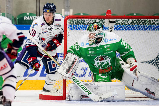 Linköpings Emil Kristensen gör 0-1 bakom Rögles målvakt