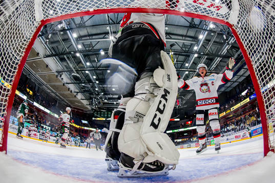Malmö Redhawks Erik Forssell jublar