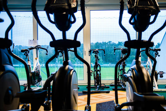 Ett rum med motionscyklar på Gothia Park Academy