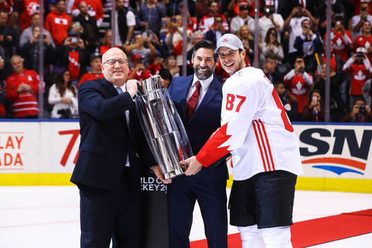 Kanadas Sidney Crosby tar emot World Cup-pokalen