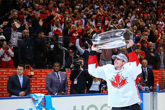 Kanadas Sidney Crosby höjer World Cup-pokalen och jublar