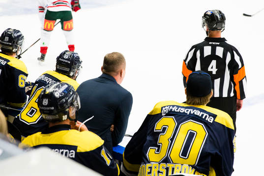 s tränare Johan Lindbom irriterad