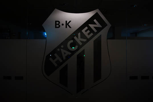 Häckens klubbmärke på ett fönster i Gothia Park Academy