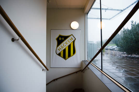 Häckens klubbmärke vid en trappa på Gothia Park Academy