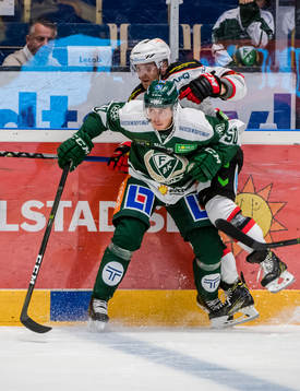 Färjestads Sebastian Erixon i en duell med en Malmö