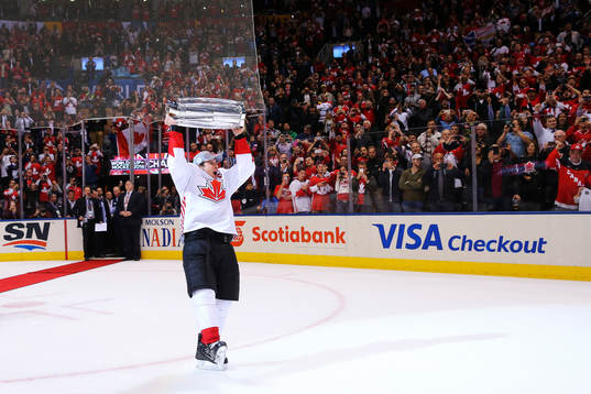 Kanadas Sidney Crosby höjer World Cup-pokalen och jublar