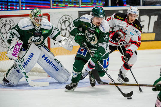 Färjestads målvakt Lars Haugen och Mikael Wikstrand  och