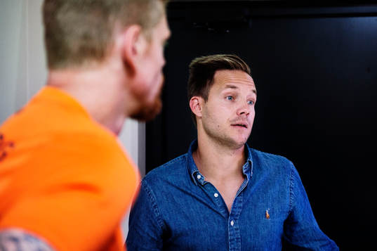 s Anders Wikström pratar med Häckens målvakt Christoffer