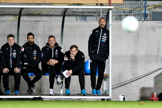 Helsingborgs bänk med manager Henrik Larsson