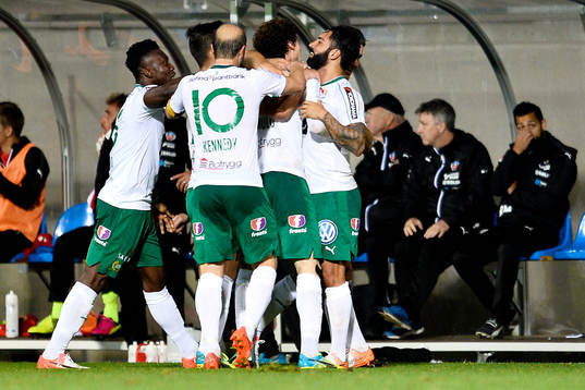Hammarbys Romulo Cabral Pereira Pinto jublar med lagkamrater