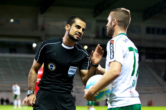 Domare Mohammed Al-Hakim i diskussion med Hammarbys Mats