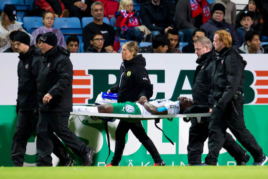 Hammarbys Joseph Aidoo bärs ut på båren