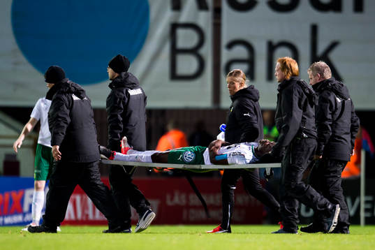 Hammarbys Joseph Aidoo bärs ut på båren