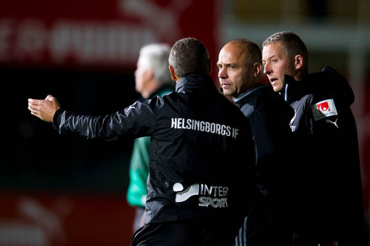 Helsingborgs manager Henrik Larsson i samtal med fjärde