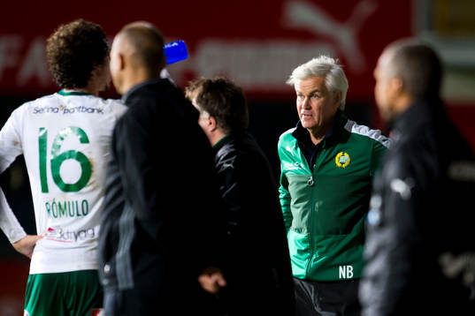 Hammarbys tränare Nanne Bergstrand i samtal med Romulo